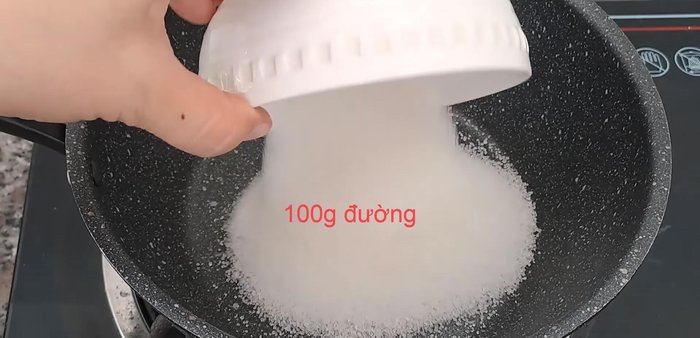 Nấu nước đường cho trân châu: Đun sôi 100g đường (hoặc 150g nếu dùng 150g bột năng) với 100ml nước cho đến khi đường tan. Cho trân châu vào ngâm khoảng 10 phút.
