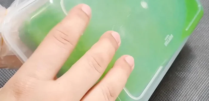 Bào sợi thạch. Trộn thạch, đậu xanh, trân châu và nước cốt dừa lại với nhau là hoàn thành món chè.