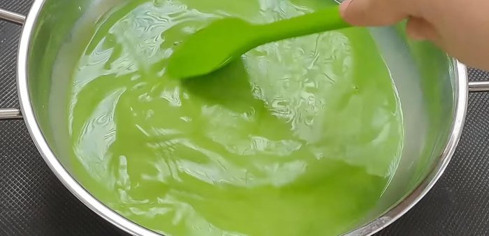 Trộn đều bột rau câu giòn đã nở với đường, nước cốt dừa, nước lá dứa và một ít muối.