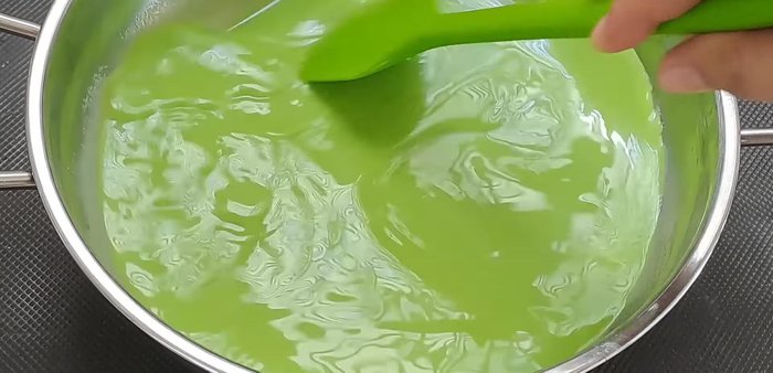 Ngâm bột rau câu giòn khoảng 10-15 phút cho nở.