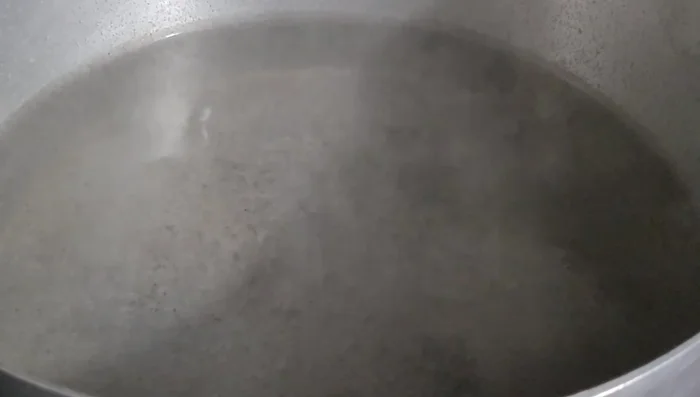 Đun sôi 1/2 nồi nước. Cho 1 muỗng cà phê muối và lá dứa vào nồi nước sôi. [160.04, 177.36]