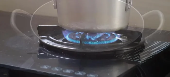 Nấu đậu xanh cho đến khi sôi, khoảng 5 phút, sau đó tắt bếp và nghiền nhuyễn.