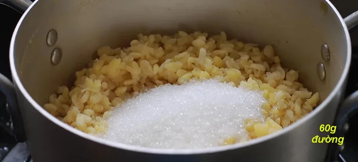 Thêm đường và muối vào đậu xanh, sên trên lửa nhỏ khoảng 20 phút cho đến khi đậu sánh lại.