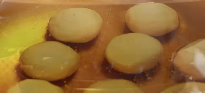 Làm nóng dầu ăn, thả bánh vào chiên với lửa vừa cho đến khi bánh vàng đều, trở đều tay.