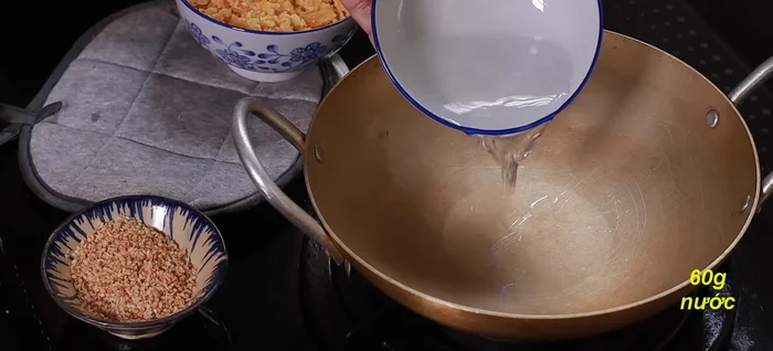 Pha nước đường (60g nước, 120g đường): đun sôi cho đến khi sánh lại, dùng để nhúng bánh.