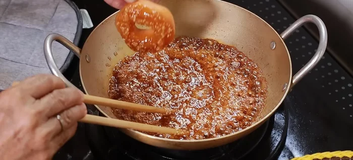 Nhúng bánh vào nước đường, để ráo và thưởng thức.