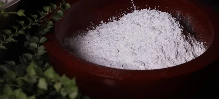 Trộn bột nếp, bột gạo, đường, và nước cho đến khi thành khối dẻo như chè trôi nước (khoảng 10 phút).