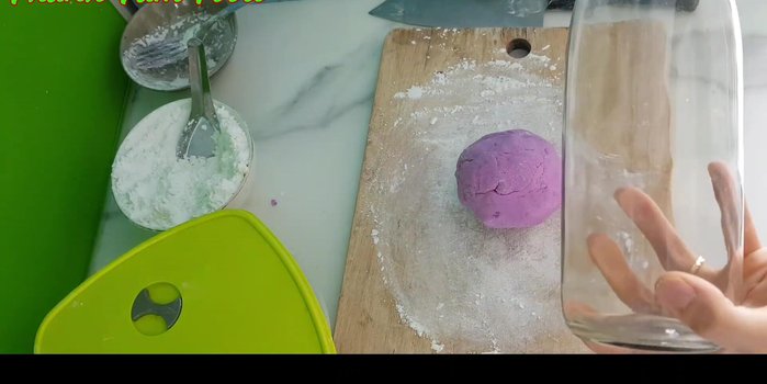 Cán mỏng bột thành hình dạng mong muốn (có thể dùng chai thủy tinh hoặc cán bột).