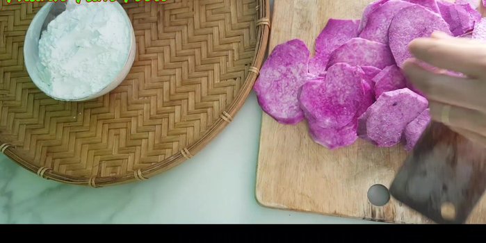 Hấp khoai mỡ tím khoảng 10 phút cho mềm.