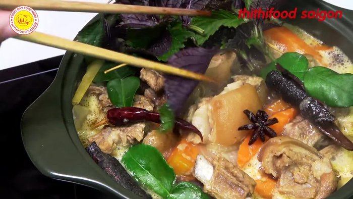 Chuẩn bị nguyên liệu: 800g thịt dê, gia vị, 1 nhánh gừng, dấm, 2 củ cà rốt, 1 muỗng canh hành tím, 1 muỗng canh tỏi, 1 thanh quế, 2-3 quả hồi, 400 lít nước, 1 muỗng canh hạt nêm, 1/2 muỗng cà phê muối, 1 muỗng cà phê đường, 2 muỗng canh dầu ăn, nước cốt chanh, 1 lon bia, 24 canh sốt Mayonnaise, 1 muỗng canh sữa đặc.
