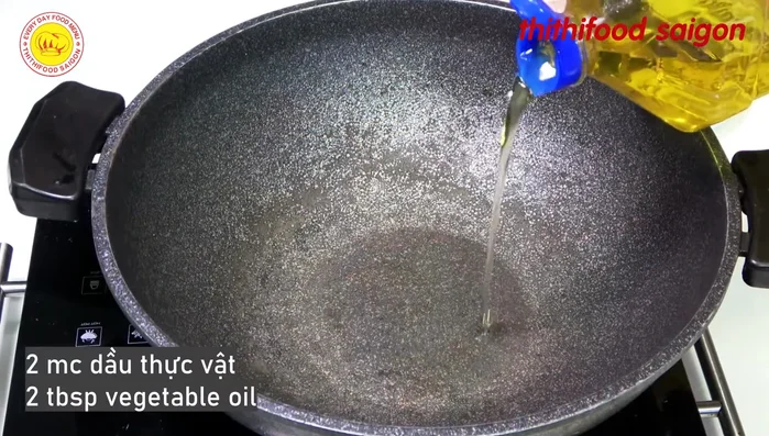 Cho dầu ăn vào chảo, phi thơm hành tím, tỏi.