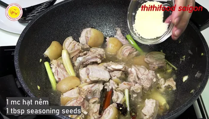 Thêm nước, hạt nêm, muối, đường.