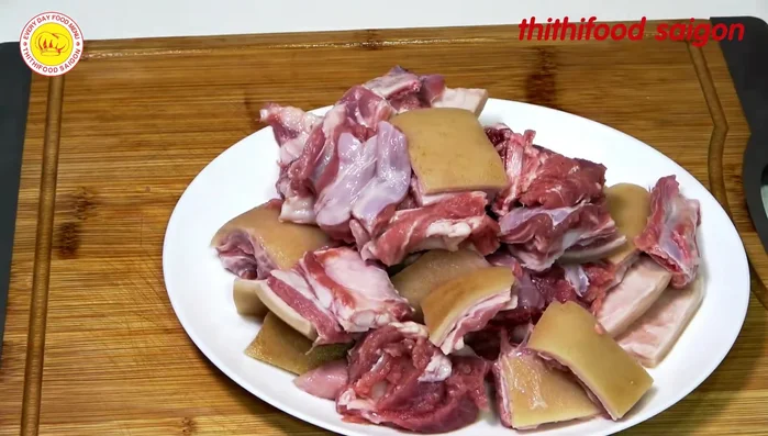 Cho thịt dê vào nồi, thêm gừng, dấm (nếu muốn cai rượu).