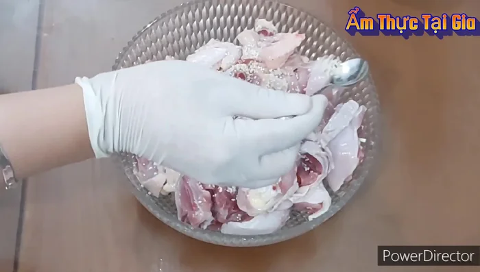 Ướp thịt gà: với 2 thìa cà phê hạt nêm, 1 thìa cà phê bột ngọt, tiêu xay, lá chanh thái chỉ và 1 thìa canh dầu ăn. Trộn đều và ướp.