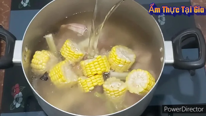 Đổ 1,5 lít nước lọc vào nồi, nêm 1 thìa cà phê muối iốt và 2 thìa cà phê đường phèn. Đun sôi, hớt bọt, hầm 20-30 phút cho nước dùng ngọt.