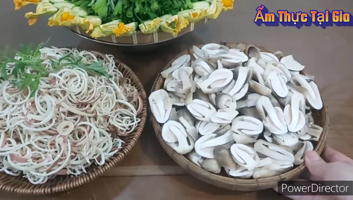 Chuẩn bị rau ăn kèm: nấm rơm (ngâm nước muối, rửa sạch, cắt đôi), bắp chuối, bí non, hành hoa, bông hẹ, rau ngải cứu (lấy lá non, rửa sạch).