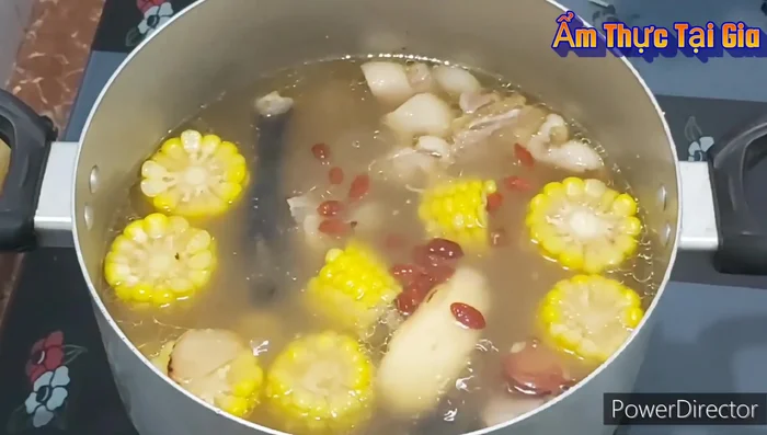 Cho kỷ tử vào nước lẩu đang sôi, tiếp theo là sa tế ớt. Nêm nếm lại gia vị cho vừa ăn.