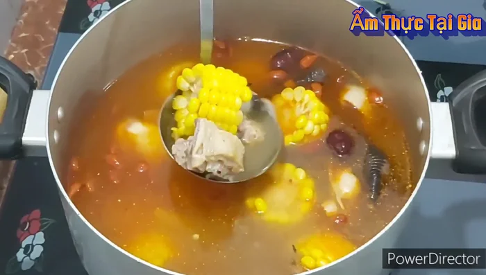 Múc nước lẩu ra nồi nhỏ. Khi ăn, cho thịt gà, đậu hũ, nấm, rau vào nhúng chín.