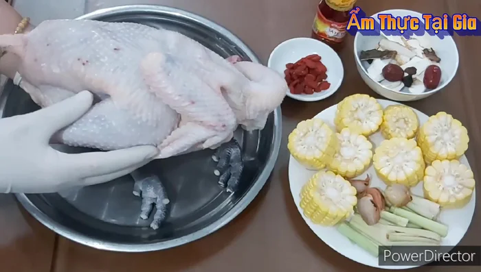 Làm sạch gà: dùng muối và rượu trắng chà xát da gà, loại bỏ hạch ở cổ và túi dầu ở phao câu. Chặt gà thành miếng nhỏ, chia làm 2 phần: thịt và xương.
