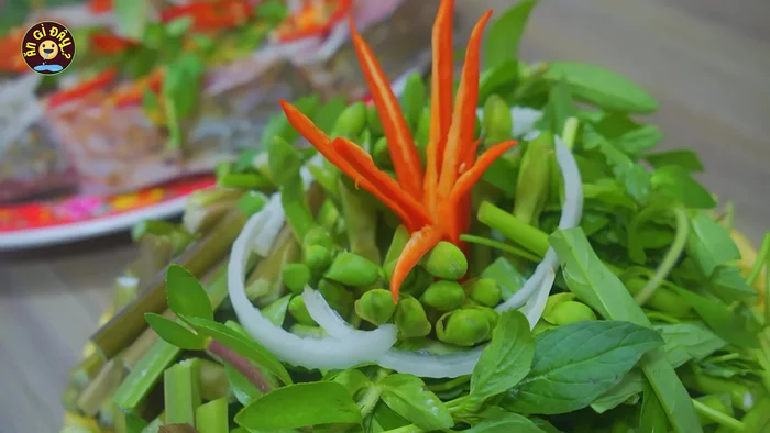 Chuẩn bị rau ăn kèm (cù nèo, hành tây, ớt sừng…)