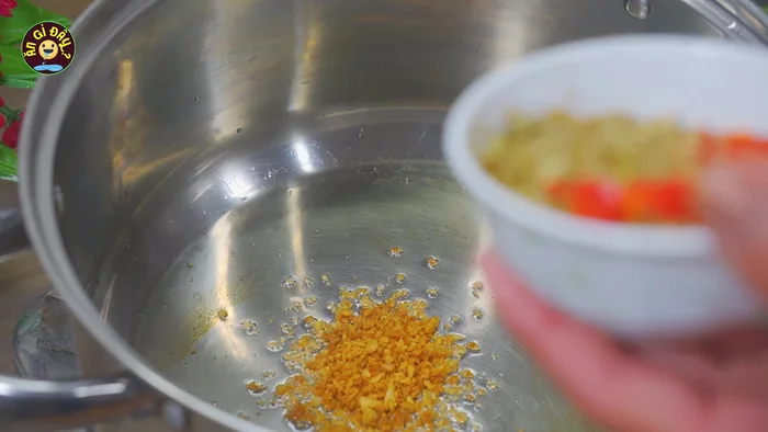 Phi thơm tỏi, sả, ớt băm trong nồi.