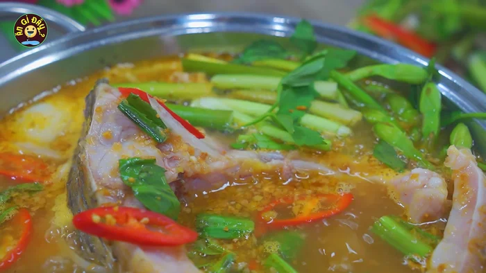 Trang trí ngò gai, ớt, tỏi phi lên trên.