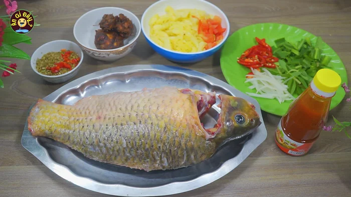 Làm sạch cá chép: đánh vảy, rửa sạch với hỗn hợp muối chanh để khử mùi tanh và nhớt.