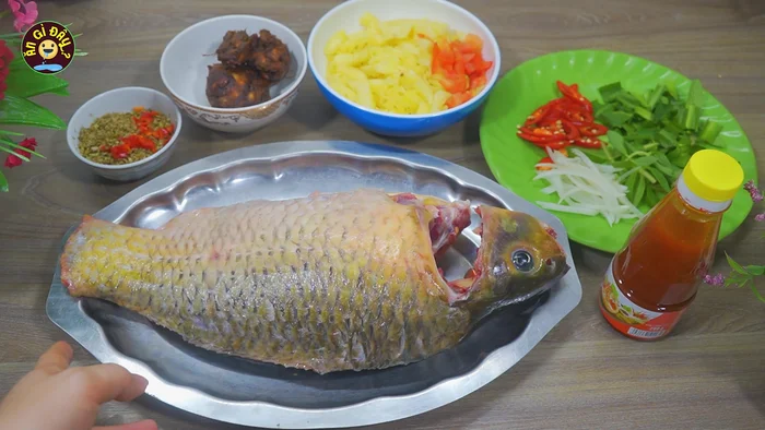 Băm nhuyễn khóm và cà chua.
