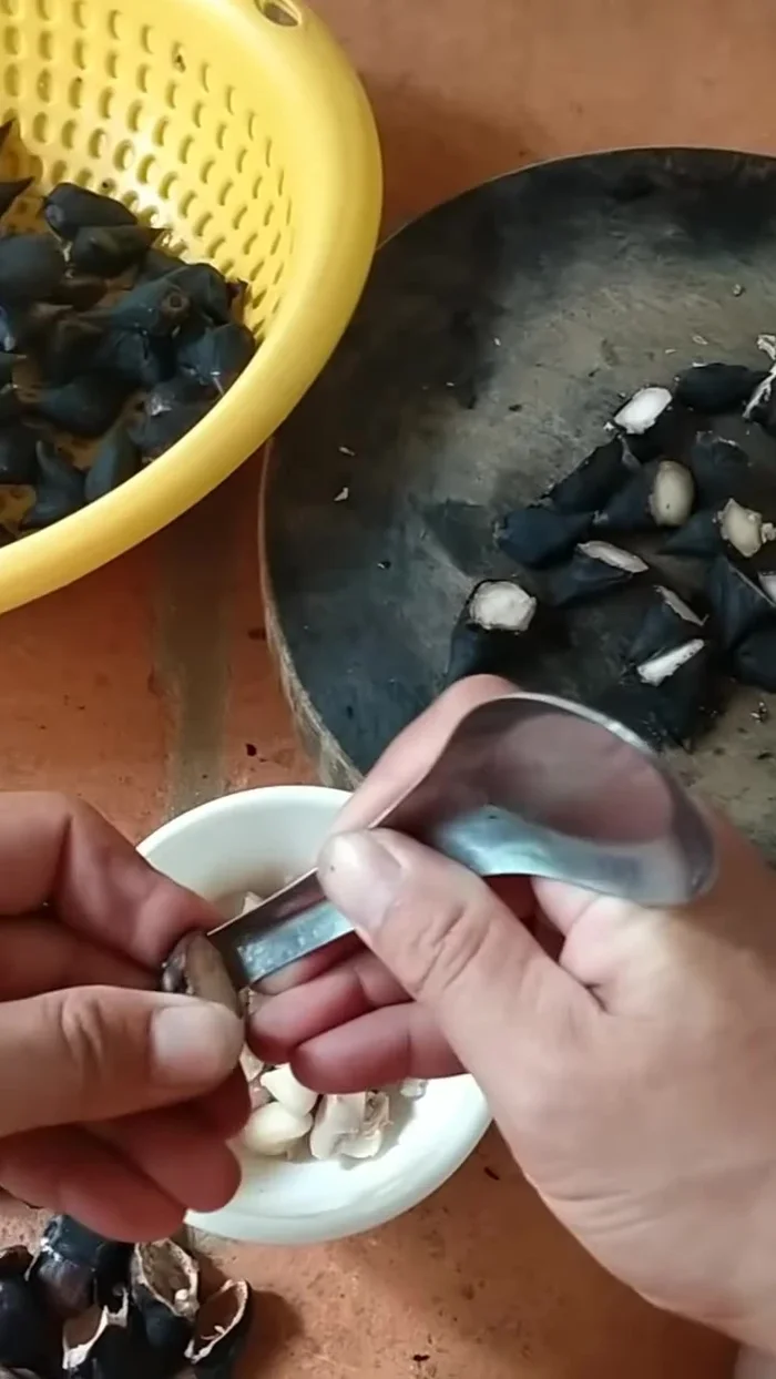 Có 2 cách tách vỏ: Cách 1 (từ 49.78): Dùng đầu đũa tách từ phần cuống.