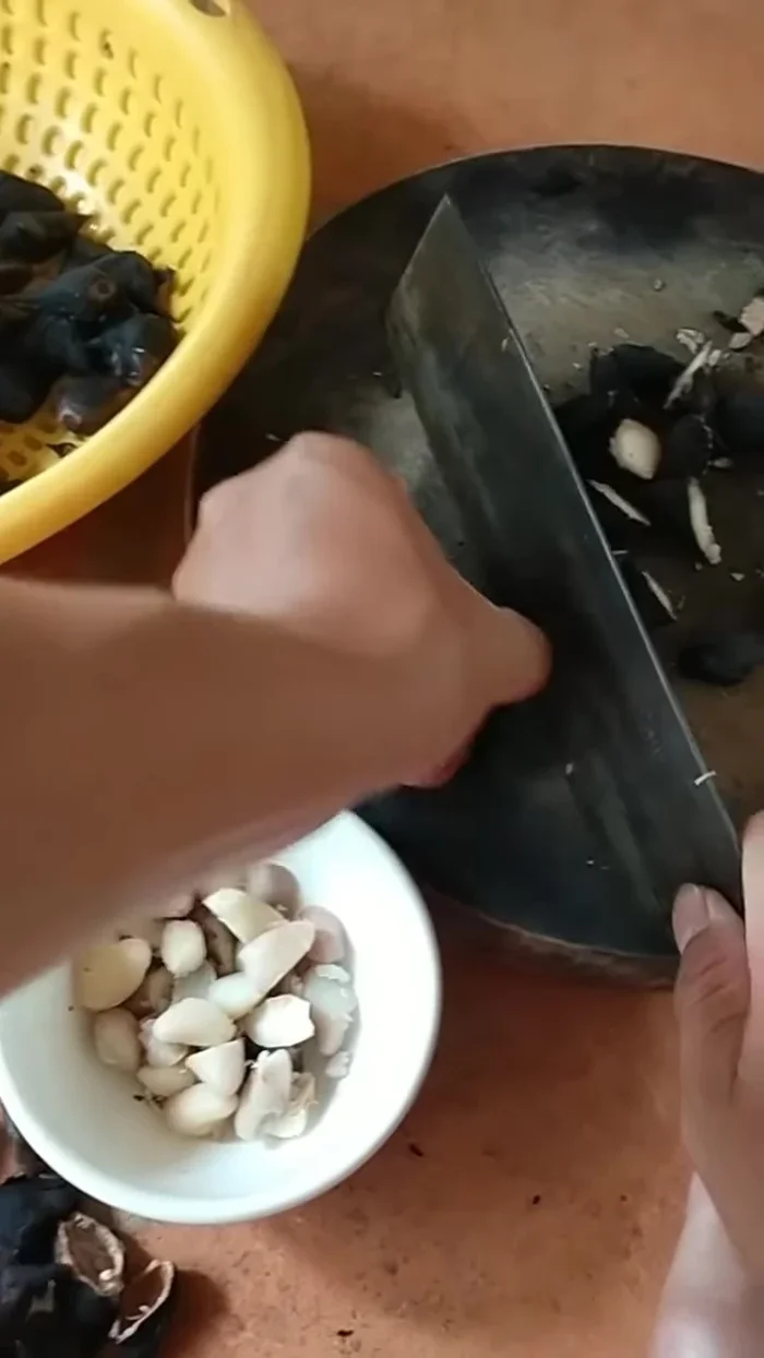 Nếu dùng cách 2, có thể dùng dao nhỏ để tách phần vỏ cứng đầu.