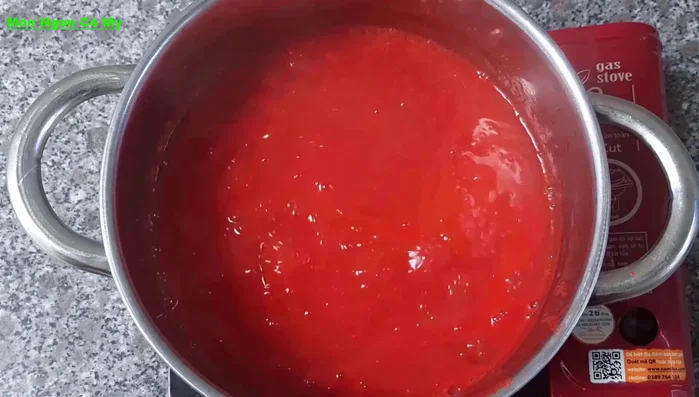 Đổ hỗn hợp rau câu vào vỏ dưa hấu đã chuẩn bị.