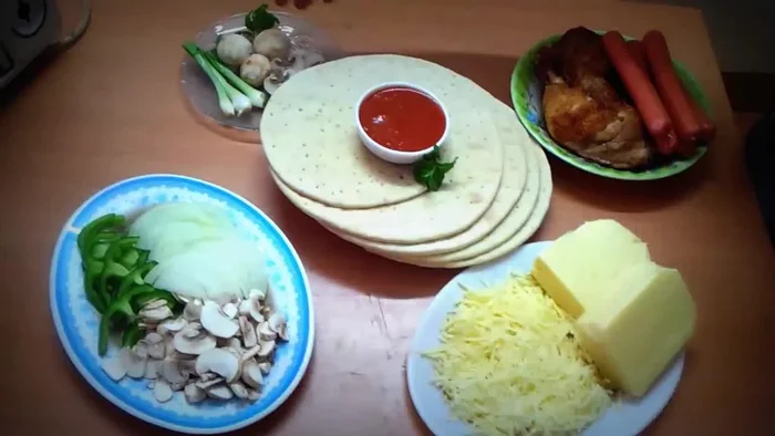 Chuẩn bị nguyên liệu: Thái nhỏ hành tây, ớt, nấm, gà và xúc xích thành hạt lựu. Bào hoặc thái lát phô mai.