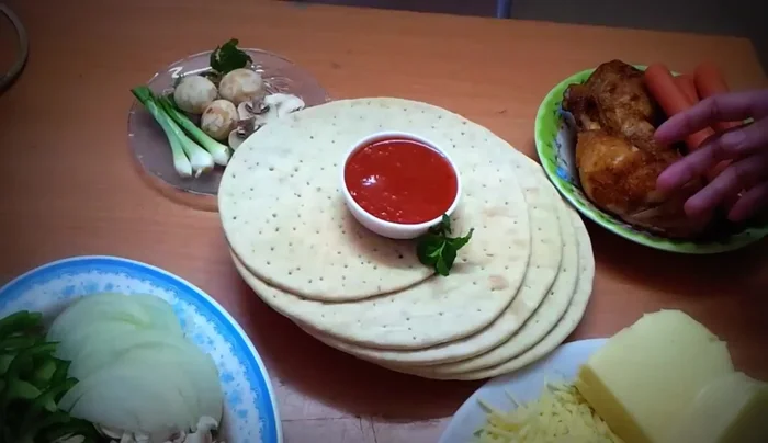 Phết sốt cà chua lên đế pizza.