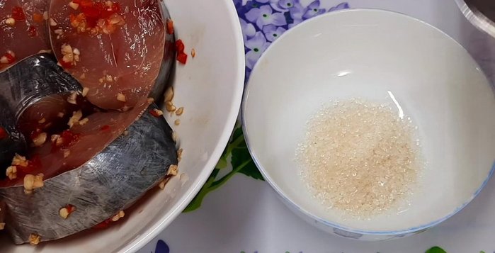 Làm nước sốt: Trộn đường, nước mắm, nước lọc, tương ớt trong một chén. Khuấy đều cho tan.