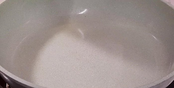 Cho 3 muỗng canh dầu ăn vào chảo, đun nóng.
