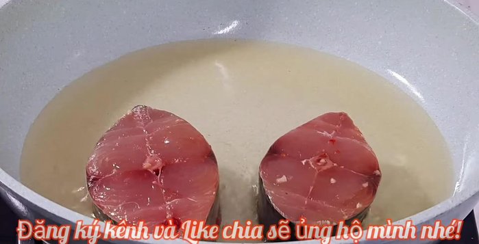 Chiên cá thu cho đến khi vàng đều hai mặt. Vặn lửa trung bình để tránh bị cháy.
