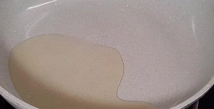 Cho 2 muỗng canh dầu ăn vào chảo, xào thơm tỏi và ớt.