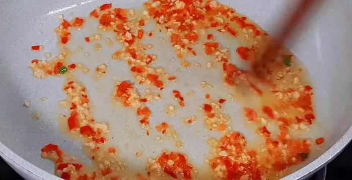 Đổ nước sốt vào chảo, đun sôi.