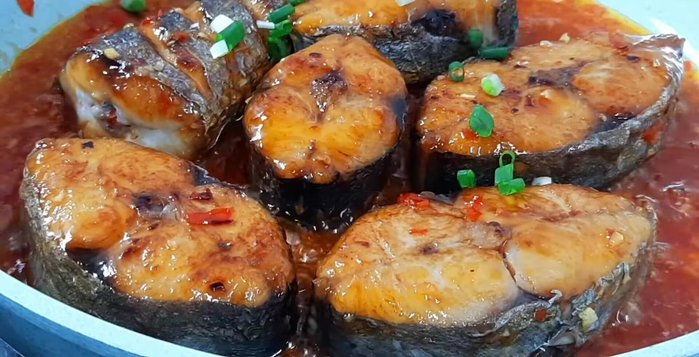 Rắc hành lá lên trên.