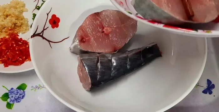 Ướp cá thu với tỏi, ớt băm, bột nêm, nước tương. Để khoảng 15-20 phút cho cá thấm gia vị (hoặc 30-45 phút để cá ngon hơn). Gạt bỏ phần tỏi ớt khi chuẩn bị chiên để tránh bị cháy.