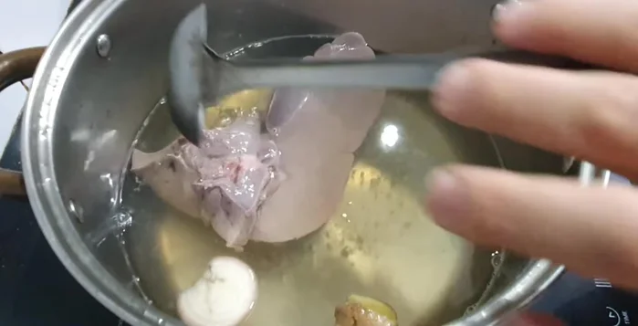 Cho gan lợn vào nồi nước sôi, đảm bảo nước ngập gan (ít nhất 90%).