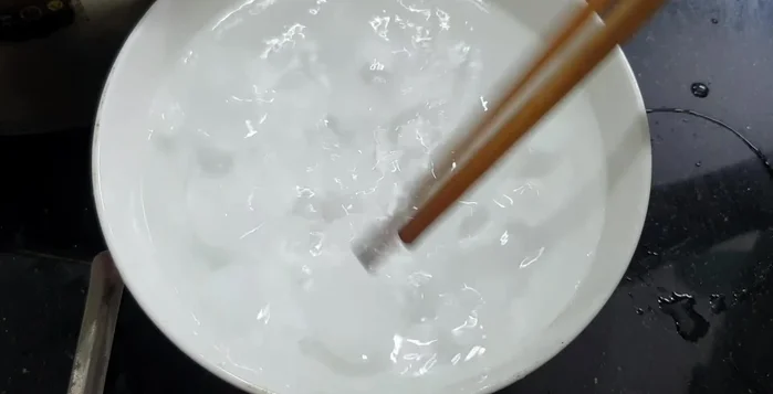 Chuẩn bị một bát nước đá.