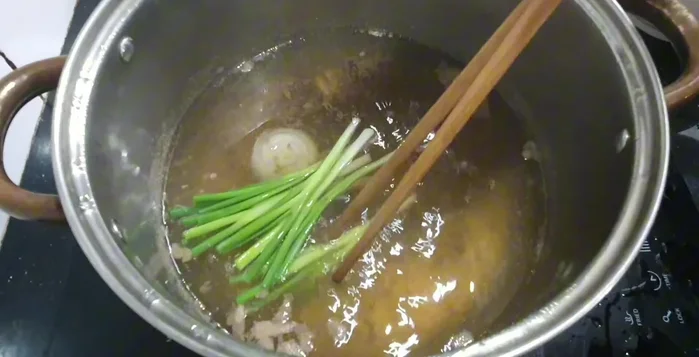 Trần hành khô qua nước sôi để trang trí.