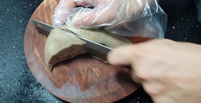Thái gan thành lát mỏng khoảng 0.5cm.