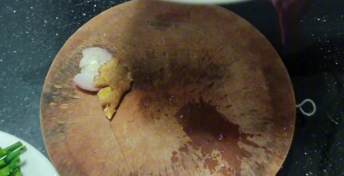 Cho nước vào nồi, đun sôi.