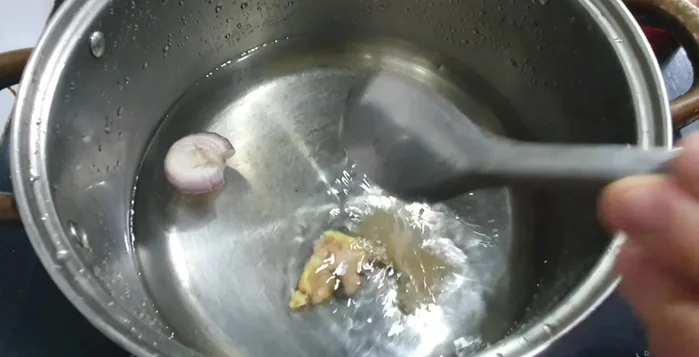 Cho gừng, hành khô, bột canh, bột ngọt, nước mắm vào nước sôi, khuấy đều.