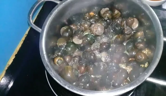 Nêm gia vị: muối, đường, tiêu, nước mắm cho vừa ăn.