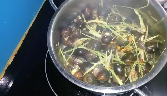 Thêm mẻ vào, đảo đều.