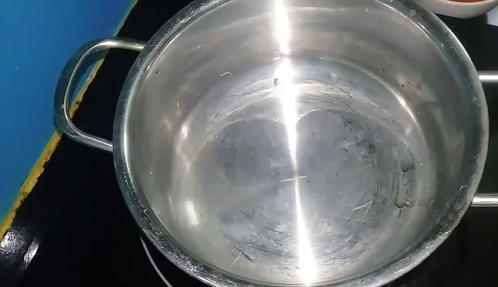 Cho dầu vào chảo, phi thơm sả, nghệ, hành, ớt băm nhỏ.