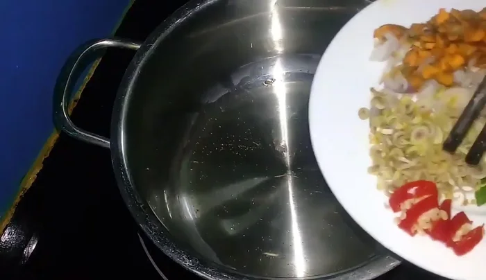 Cho ốc mít vào xào cùng, đảo đều tay.